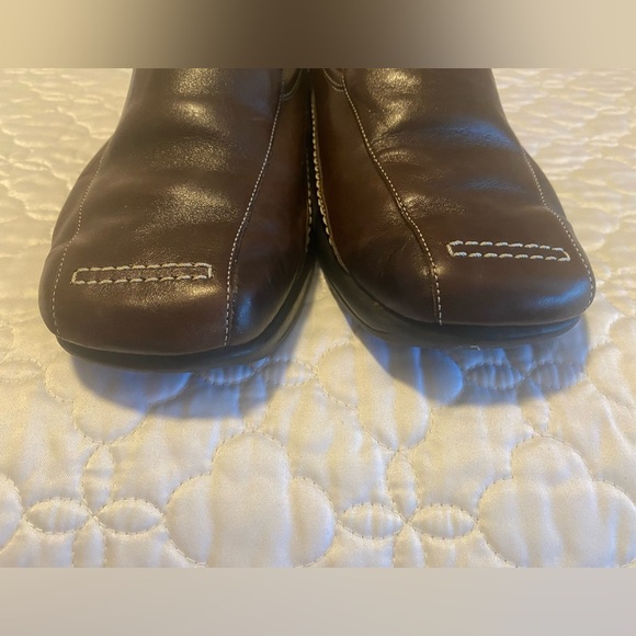 Naturalizer brown loafer in size 9 wide. Gently used but in good condition. - Picture 3 of 9